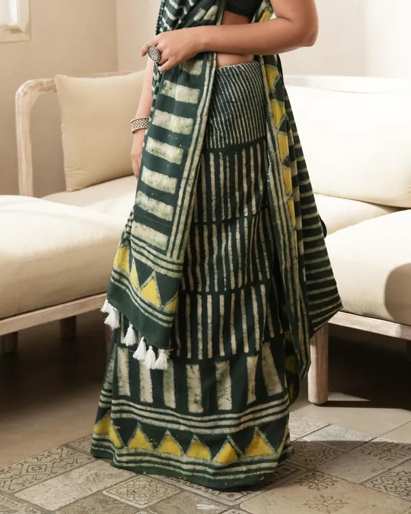 Bottle_Green_Cotton_Geometric_Dabu_Print_Mul_Saree_For_Women